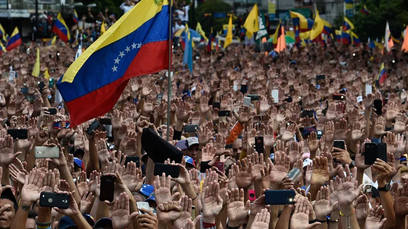 Fotografija: Prizori z včerajšnjih množičnih protivladnih protestov v Venezueli so obkrožili svet. FOTO: Federico Parra/AFP