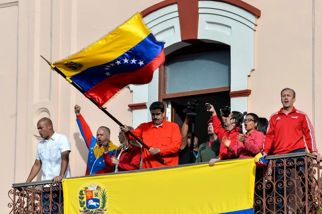 Venezuelski predsednik Nicolas Maduro nagovarja podpornike z balkona palače Miraflores. FOTO: Luis Robayo/AFP