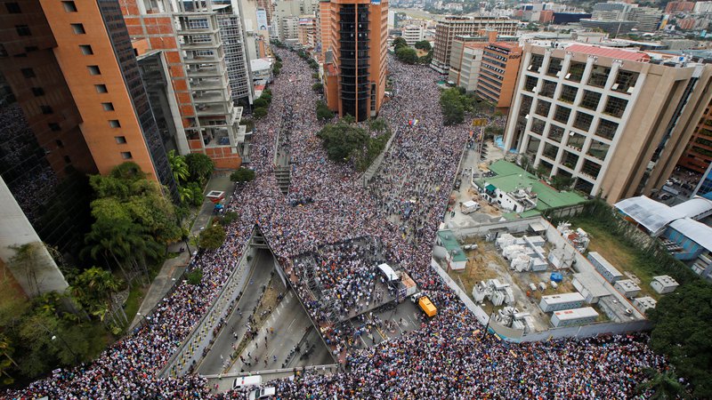 Fotografija: Venezuelska opozicija se že dolgo ni tako množično in enotno uprla avtokratskemu režimu Nicolása Madura. FOTO: Reuters