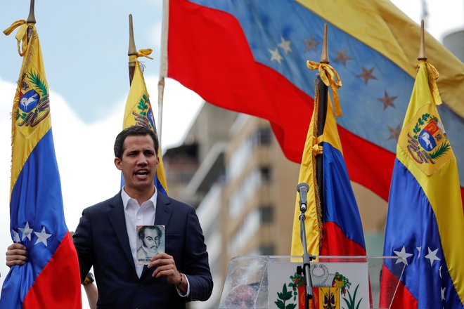 Načrt samooklicanega predsednika Juana Guaidója naj bi bil oblikovanje prehodne vlade in razpis svobodnih volitev. FOTO: Reuters