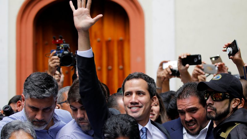 Fotografija: Včeraj je pred javnost ponovno stopil vodja opozicije Juan Guaidó. Izpostavil je, da se bodo mobilizacije nadaljevale, dokler ne bo ponovno vzpostavljena demokracija. Foto Carlos Barria/Reuters