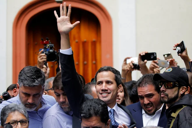 Včeraj je pred javnost ponovno stopil vodja opozicije&nbsp;Juan Guaidó. Izpostavil je, da se bodo mobilizacije nadaljevale, dokler ne bo ponovno vzpostavljena demokracija.&nbsp;Foto Carlos Barria/Reuters