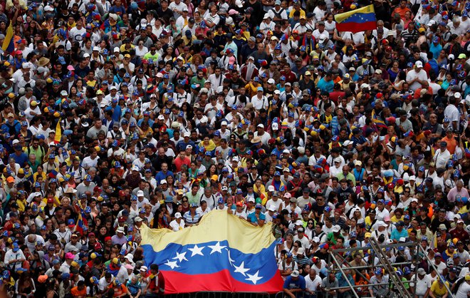 Množični protesti, na katerih se je v Caracasu in drugih mestih zbralo več sto tisoč ljudi, so logična posledica velike krize ter krnitve demokracije in človekovih pravic. Foto Carlos Garcia Rawlins/Reuters