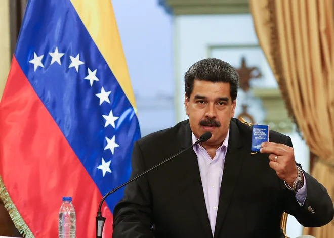 Nicolás Maduro, ki se je znašel pred največjo politično preizkušnjo&nbsp;doslej, pravi, da še naprej popolnoma nadzoruje venezuelsko vojsko.&nbsp;Foto: Reuters