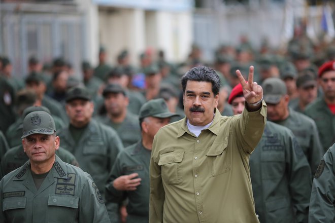 V videu Ne dovolimo novega Vietnama Maduro obtožuje Trumpa in »skupino skrajnežev«, zbranih okrog njega, da ga hočejo odstaviti zato, da bi se polastili venezuelskih zalog nafte. Foto Reuters