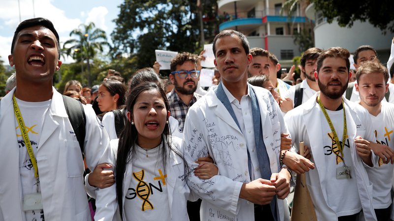 Fotografija: Guaidó, ki je za večino Venezuelcev utelešenje upanja na menjavo oblasti, se je s študenti medicine danes sprehodil po Caracasu. Foto: Carlos Garcia Rawlins/Reuters