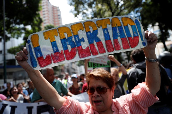 Protestniki so med drugim zahetvali zahtevali »svobodno Venzuelo«, »konec uzurpacije«, »tranzicijsko vlado«. Foto: Carlos Garcia Rawlins/Reuters
