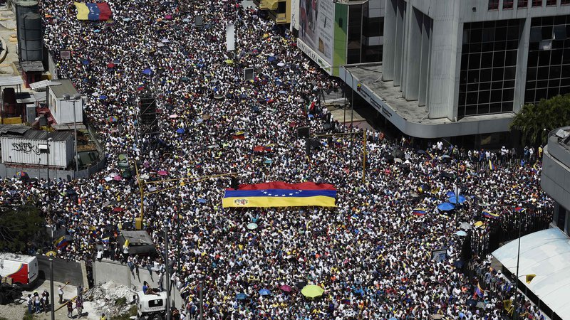 Fotografija: Venezuelska opozicija napoveduje, da se bodo množični protesti še stopnjevali. Foto: AFP