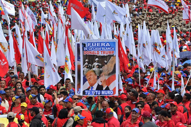 Hkrati se je na caracaški aveniji Bolívar ob 20. obletnici začetka političnega eksperimenta pokojnega Huga Cháveza zbralo več tisoč ljudi v podporo Maduru. Foto: Yuri Cortez/Afp