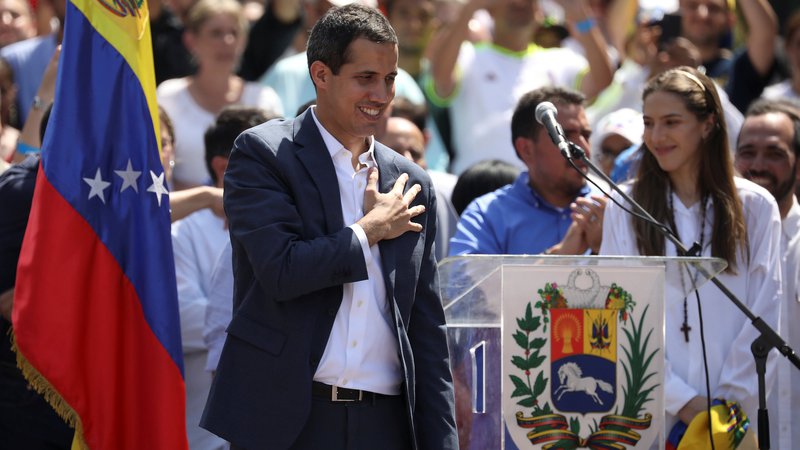 Fotografija: Vodja venezuelske opozicije in prehodni predsednik države Juan Guaidó med sobotnimi protivladnimi protesti v Caracasu. FOTO: Reuters/Andres Martinez