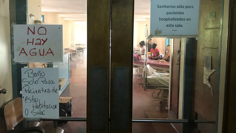 Fotografija: Več kot dve tretjini urgentnih blokov v Venzueli ne more zagotavljati rednih storitev, 80 odstotkov bolnišnic nima redne preskrbe z vodo. Foto: Marco Bello/Reuters