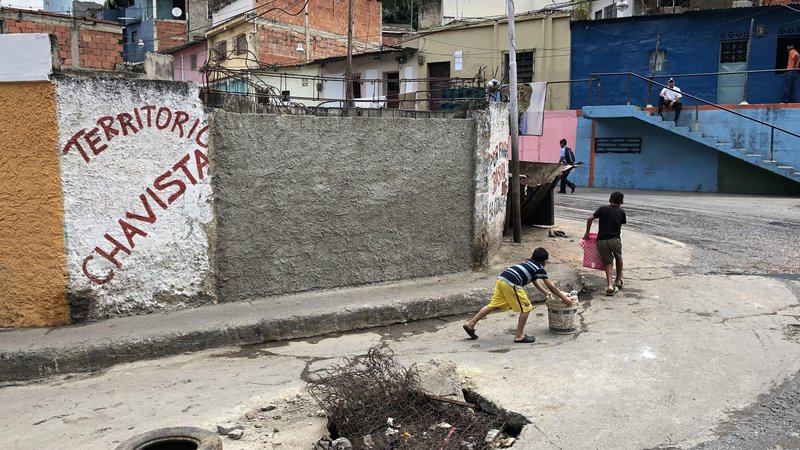 Fotografija: V revnih soseskah imajo dovolj obljub o boljšem življenju in delitve na leve in desne ter na socialiste in kapitaliste. FOTO: Aljaž Vrabec