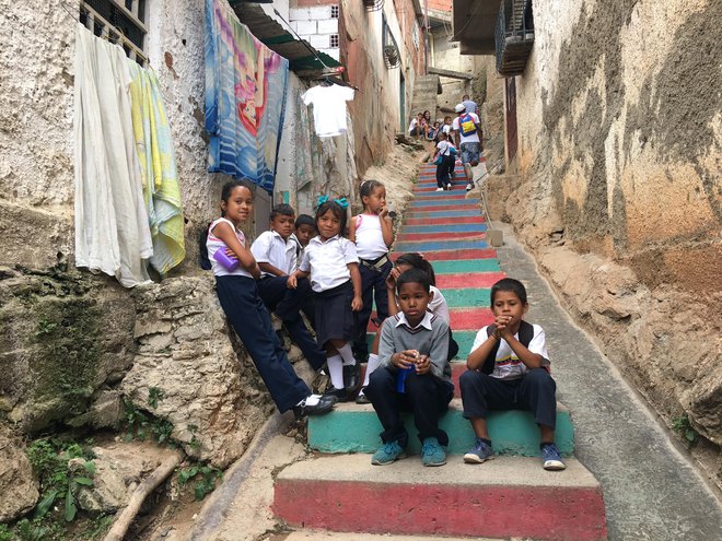Otroci med čakanjem na kosilo v samoorganiziranih skupnostih. FOTO: Gašper Završnik