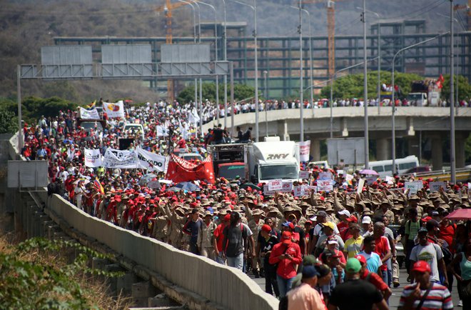 Podporniki Nicolása Madura so se zbrali v Caracasu. FOTO: Reuters
