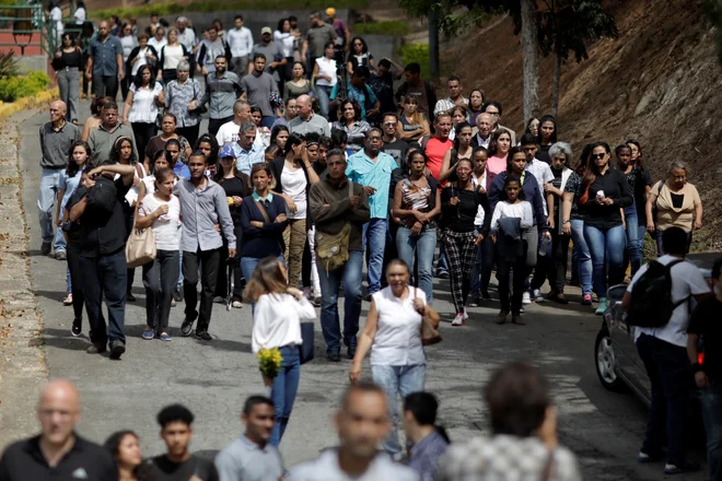 Sorodniki in prijatelji se se zbrali na pogrebu 14-letnega Jhouferja Hernandeza Vasqueza, potem ko so ga prejšnji teden ustrelili na protivladnih protestih. FOTO: Reuters