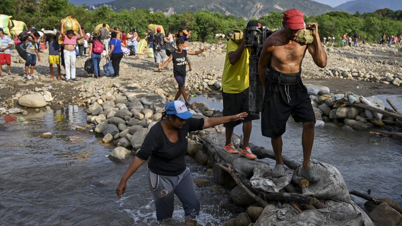 Fotografija: Številni Venezuelci odhajajo v Kolumbijo po boljše življenje. Nekateri za zmeraj, drugi samo občasno po hrano in zdravila. FOTO: AFP
