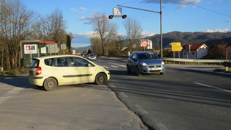 Fotografija: Na križišču glavne in obeh stranskih cest nameravajo končno zgraditi krožišče. Foto Bojan Rajšek