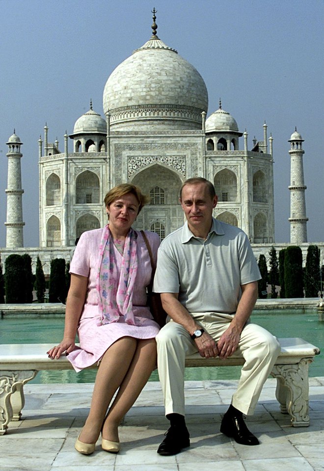 Ruski predsednik Vladimir Putin z ženo Ljudmilo oktobra 2000 Foto Pawel Kopczynski