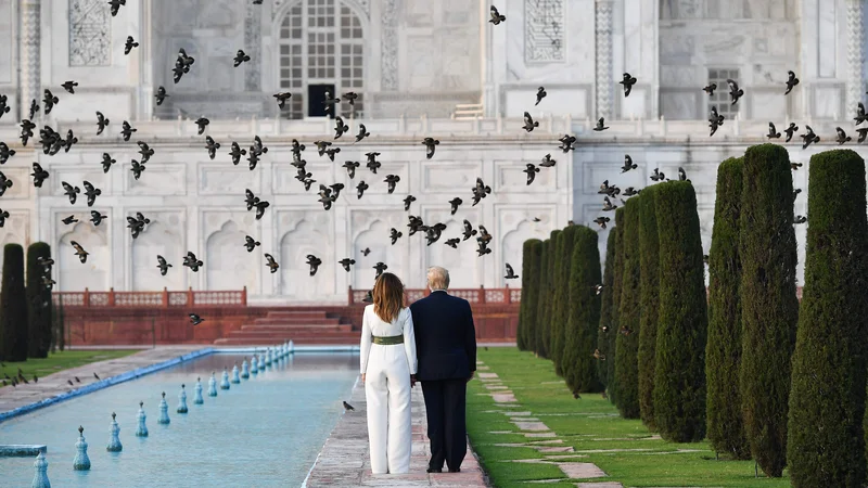 Fotografija: Ameriški predsednik Donald Trump se je z ženo Melanio minuli ponedeljek pri Tadž Mahalu zadržal eno uro. Foto Alexander Drago/Reuters