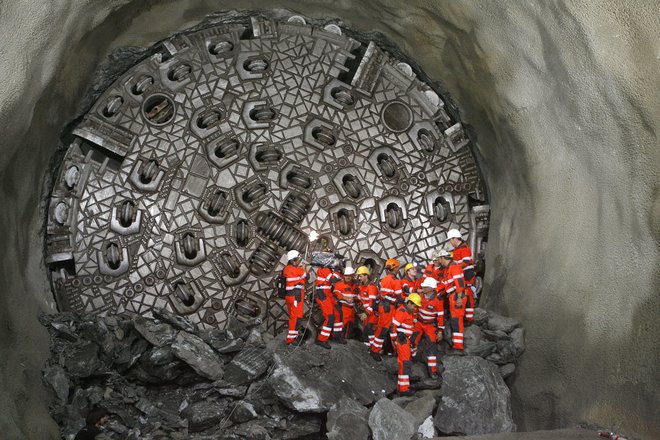 Izkop so izpeljali delno s pomočjo eksplozivov, delno pa s štirimi orjaškimi vrtalnimi stroji, poimenovanimi megakrti. FOTO: Arnd Wiegman/Reuters