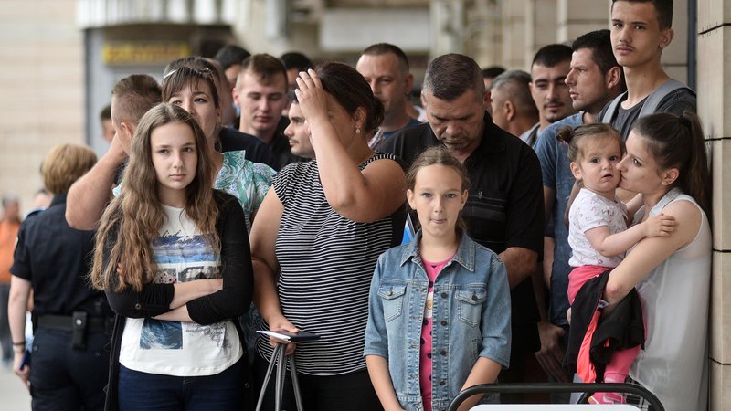 Fotografija: Gneča čakajočih na dovoljenje za bivanje pred slovenskim konzulatom je stalni prizor v središču Banjaluke. FOTO: Veljo Tripić