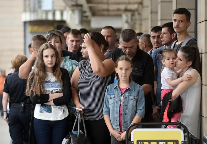 Gneča čakajočih na dovoljenje za bivanje pred slovenskim konzulatom je stalni prizor v središču Banjaluke. FOTO: Veljo Tripić