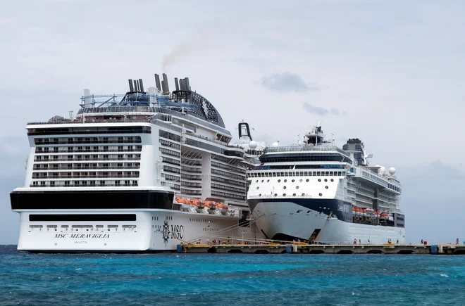 Križarka MSC Meraviglia je pristala na mehiškem otoku Conzumel, potem ko so jo zavrnili na Jamajki in Kajmanskih otokih. FOTO: Reuters