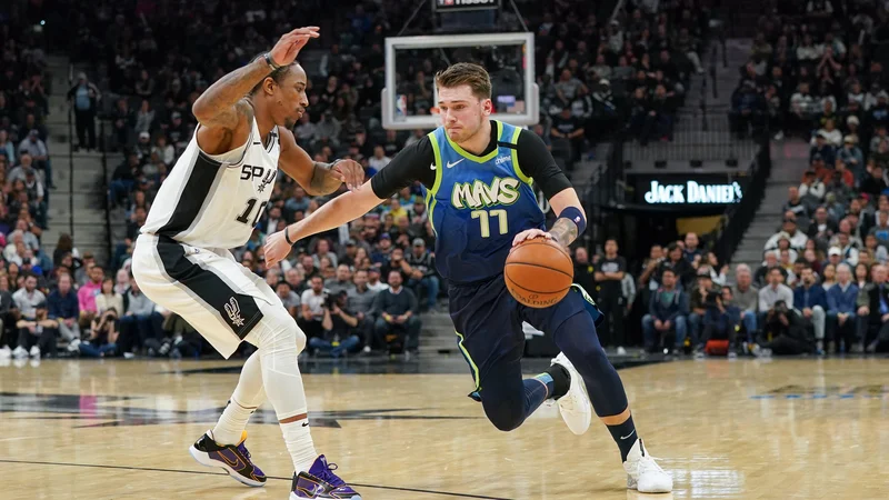 Fotografija: Teksaški derbi v San Antoniu je Luka Dončić zaokrožil s svojim 21. trojnim dvojćkom, slovenskega v Miamiju bi lahko izpustil na svoj 21. rojstni dan. FOTO: USA TODAY Sports