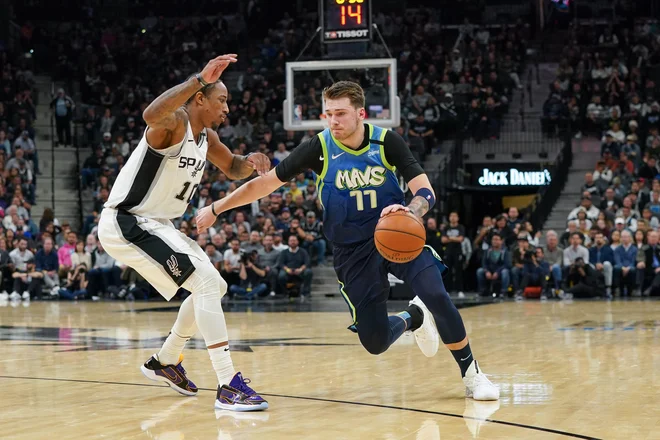 Teksaški derbi v San Antoniu je Luka Dončić zaokrožil&nbsp; s svojim 21. trojnim dvojćkom, slovenskega v Miamiju bi lahko izpustil na svoj 21. rojstni dan. FOTO: USA TODAY Sports