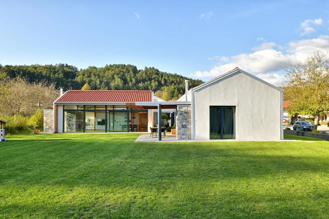 Nova hiša upošteva merilo in značilnosti kraškega okolja, v katero je umeščena. Foto Matej Lozar