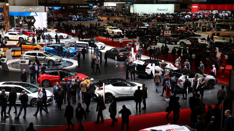 Fotografija: Obiskovalci na lanski razstavi avtomobilov v Ženevi.
FOTO: Reuters