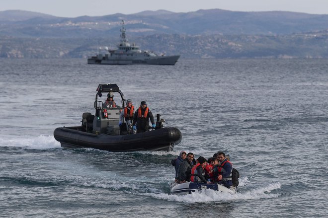 Begunci iz Turčije se v čolničih podajajo proti grškim otokom, kjer tisoči prebivajo v katastrofalnih razmerah. FOTO: Aris Messinis/AFP
