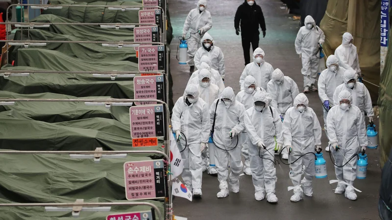 Fotografija: Glavni problem je neznanka. Nihče ne ve, kako se bo virus obnašal v prihodnje. FOTO: Afp