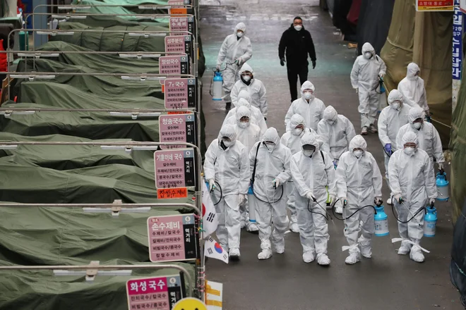 Glavni problem je neznanka. Nihče ne ve, kako se bo virus obnašal v prihodnje. FOTO: Afp