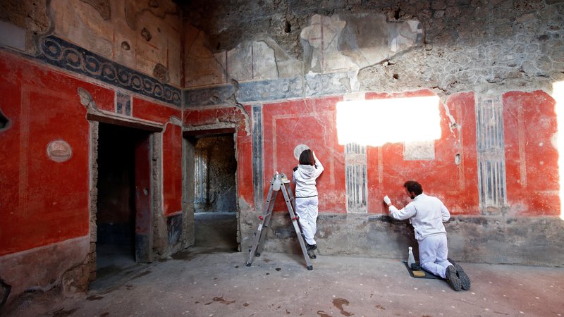 Fotografija: Zgradbo, ki je nekdaj služila kot bordel, na stenah krasijo številne freske. FOTO: Ciro De Luca/Reuters
