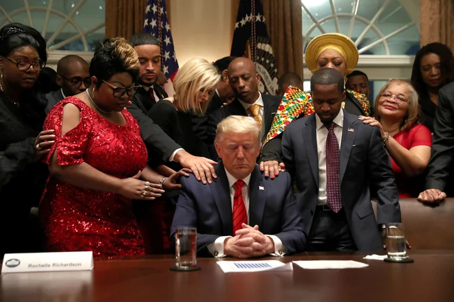 Donald Trump se z novinarji in mediji pogovarja kot drugošolec. In to je vzrok, da demokrati na volitvah 2020 enostavno nimajo nobenih možnosti. FOTO: Leah Millis/Reuters