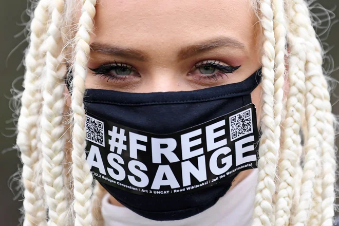 Julianu Assangeu v ZDA grozi do 175 let zapora, toženec pa je že sedaj v slabem psihičnem stanju. V njegovo podporo po svetu potekajo protesti, tudi pred britanskim veleposlaništvom v Ljubljani, kjer so protestniki /zahtevali osvoboditev ustanovitelja Wikileaksa ter opozarjali na pomen svobode medijev in govora. Resnico je treba širiti in javnost ima pravico, da je obveščena o delovanju vlad, so pozivali. FOTO: Daniel Leal-olivas/Afp