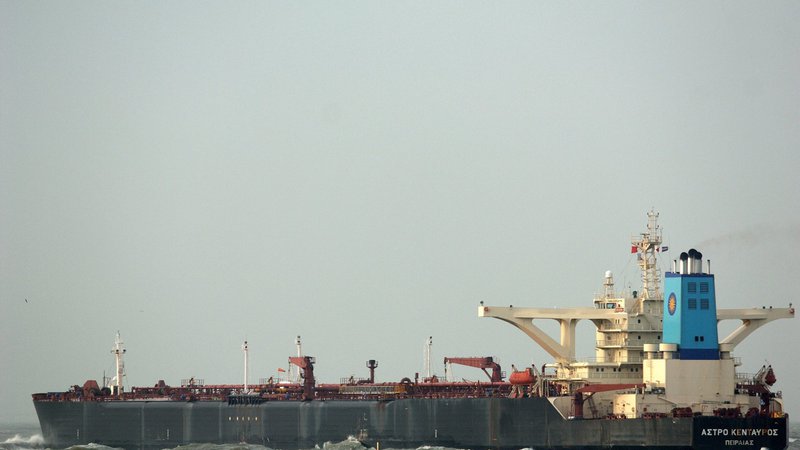 Fotografija: Pred koprskim pristaniščem so ustavili tanker zaradi suma na koronavirus. FOTO: EPA