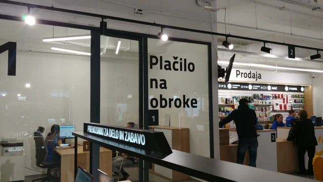 V trgovini je moč skleniti pogodbo o obročnem odplačilu. FOTO Božena Križnik/Delo