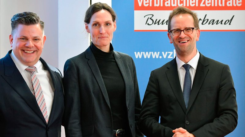 Fotografija: (L-R) Lawyer Tobias Ulbrich, Jutta Gurkmann, business unit leader consumer policy of the Consumer Advice Centre and the Consumer Advice Centre's leader Klaus Mueller pose on February 28, 2020 in Berlin before a news conference to comment on a compensation deal with German car maker Volkswagen (VW). - An important chapter in Volkswagen's years-long 