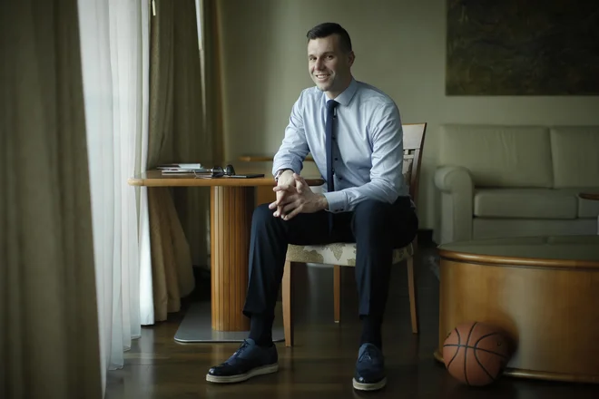 Sani Bečirović je po končani igralski karieri trenutno športni direktor Olimpije: »Še vedno je prva in zadnja misel povezana s košarko, a je manj stresno kot nekoč.« FOTO: Jure Eržen