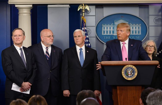 Predsednik Trump med naznanjanjem ukrepov proti širjenju koronavirusa. FOTO: Andrew Caballero-reynolds/AFP