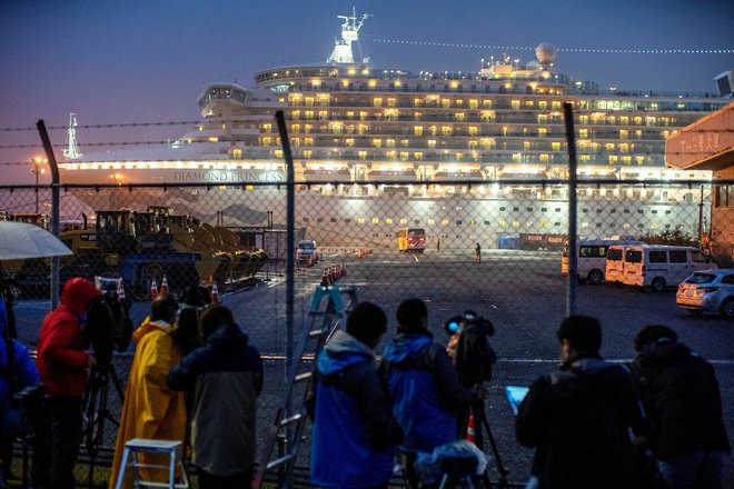 Smrt Britanca so potrdili na japonskem ministrstvu za zdravje, poroča Sky News. Na ladji z okoli 2800 potniki se jih je s koronavirusom okužilo kar 705. FOTO: Athit Perawongmetha/Reuters