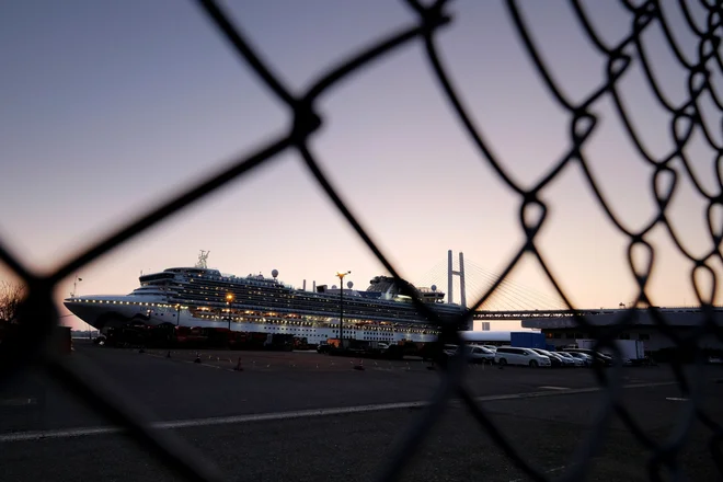 Začetek evakuacije posadke Diamond Princess je stekel šele včeraj. FOTO: Kazuhiro Nogi/AFP