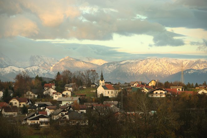 Spodnje Pirniče s Kamniško-Savinjskimi Alpami. FOTO: Jure Eržen/Delo
