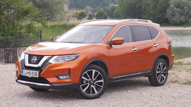 Fotografija: Ni kaj, oranžna barva mu lepo pristoji, tudi 19-palčna platišča niso od muh, a nissan x-trail v tej generaciji ni kleni terenec, pač pa pomehkužen v športnega terenca, ki sicer v ničemer resno ne izstopa. FOTO: Boštjan Okorn