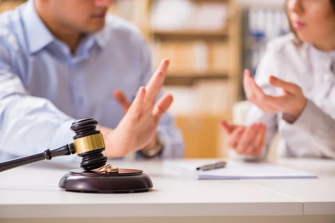 Primer bi lahko imel velike posledice tudi v prihodnjih ločitvah, v katerih se partner odpove karieri v dobro družine. FOTO: Shutterstock