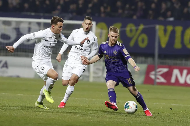 Olimpijina nogometaša Vitja Valenčič (levo) in Luka Menalo bosta danes popoldan v Velenju Ob jezeru reševala &raquo;kožo&laquo;, vijolični Rudi Požeg Vancaš (desno) pa upa, da bo vidno vlogo v prvih dveh tekmah začinil tudi s prvim golom. FOTO: Leon Vidic/Delo
