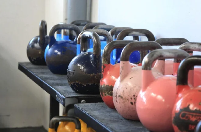Ruska krogla, kettlebell, je po domače krogla, ročka – mi pa ji pravimo »ketl« –, katere plosko dno in ročaj omogočata njeno raznovrstno uporabo kot odličen vadbeni pripomoček. FOTO: Roman Šipič
