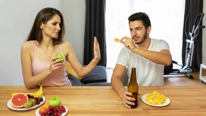 Fotografija: Veliko ljudi se sploh ne zaveda koliko alkohola dejansko popijejo, dokler si ne začnejo pisati prehranskega dnevnika, ko si vanj zapišejo prav vsak grižljaj ali požirek.  FOTO: Shutterstock